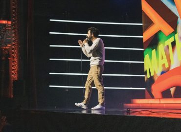 Mathieu Madénian : son nouveau spectacle "À pleurer de rire" fait rire aux éclats